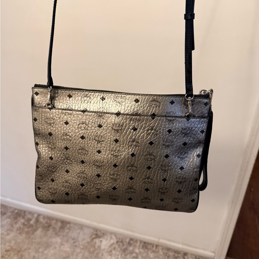 MCM Metallic Silver Logo Crossbody Wristlet killer - Picture 3 of 13